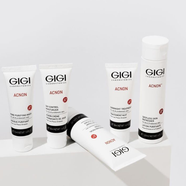 מסכה 'פורה פיוריפינג מאסק' לספיחת עודפי שומן מהפנים ולמניעת פצעונים מסדרת 'אקנון' 50 מ"ל | GIGI