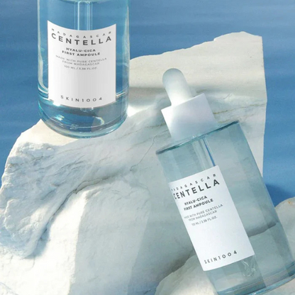 אמפולה חומצה היאלורונית וסיקה להענקת לחות אינטנסיבית לעור הפנים 50 מ"ל - SKIN1004