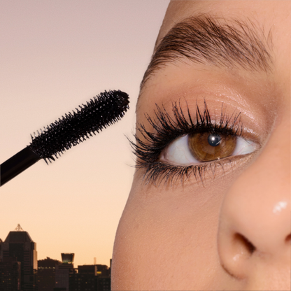 מסקרה 'לאש סנסשיונל בודי' למראה ריסים מעוגלים ומורמים | Maybelline