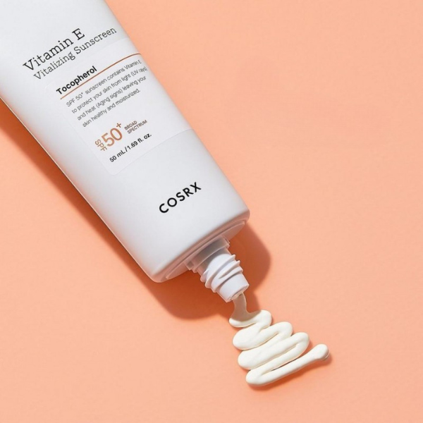 קרם הגנה SPF50+ עם ויטמין E ללא סימנים לבנים לעור הפנים | 50 מ"ל | COSRX
