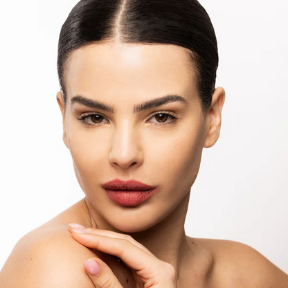 שפתון ליפסטיק לחותי בגימור מט 'מאט וויספר' | Adah Lazorgan