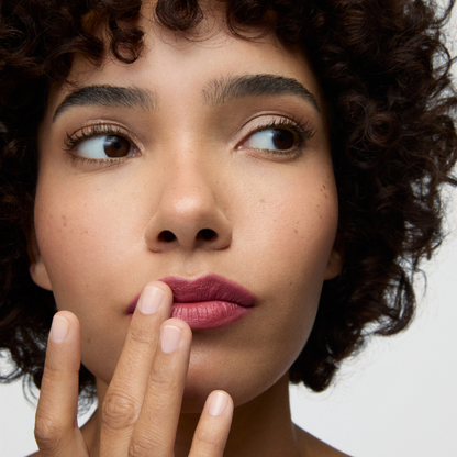 תוחם שפתיים עמיד ופיגמנטי בעל מרקם קרמי ורך - אינגלוט