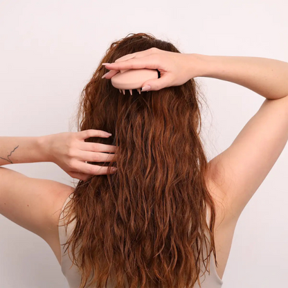 מברשת סיליקון 'BRUSH & REVIVE' לעיסוי הקרקפת - Iconix