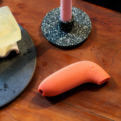 ויברטור יניקה Aer בצבע כתום לגירוי הדגדגן - Dame