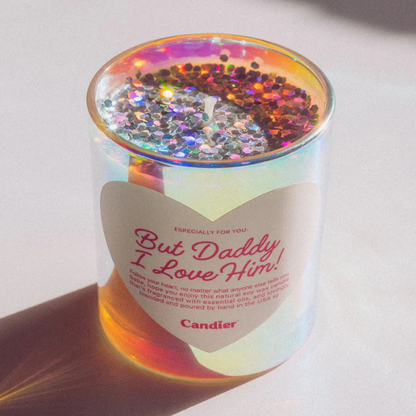 נר סויה 'But Daddy I Love Him!' בעיצוב נצנצים כסופים 255 גרם - Candier