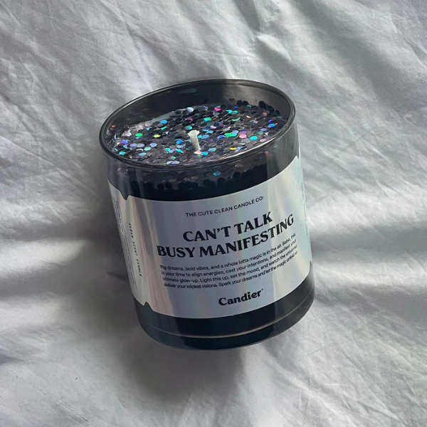 נר סויה 'Can't Talk Busy Manifesting' בעיצוב נצנצים שחורים 255 גרם - Candier