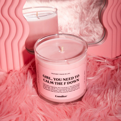 נר סויה 'Girl, You Need To Calm The F Down' בעיצוב ורוד 255 גרם - Candier