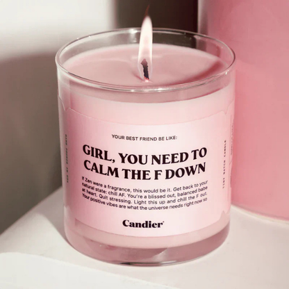 נר סויה 'Girl, You Need To Calm The F Down' בעיצוב ורוד 255 גרם - Candier
