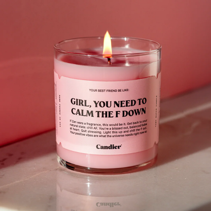 נר סויה 'Girl, You Need To Calm The F Down' בעיצוב ורוד 255 גרם - Candier